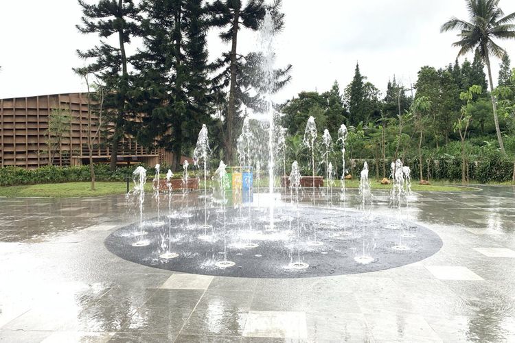 Air mancur ini berada dekat lobi Enchanting Valley by Taman Safari, sebelum area tengah. Pengunjung, terutama anak-anak, bisa bermain air di sini, lalu membilas tubuh di toilet seberang air mancur.