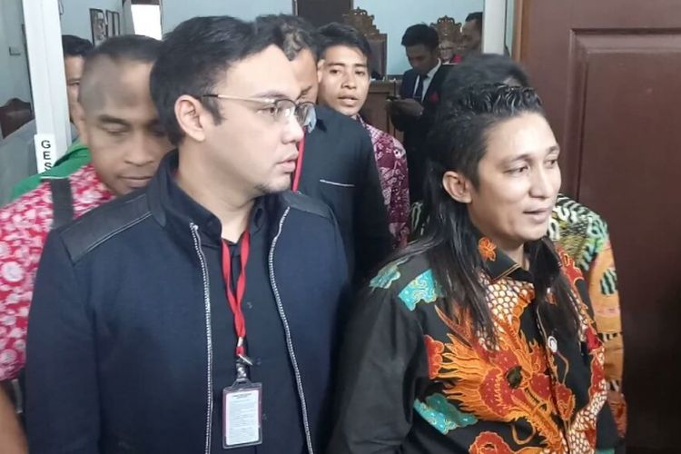 Sandy Tumiwa bersama kuasa hukumnya, Muhammad Firdaus keluar dari ruang sidang di Pengadilan Negeri Jakarta Selatan, Kamis (22/2/2018) 