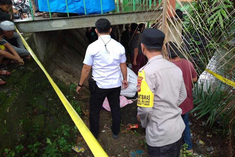 Jenazah seorang mantan atlet tinju yang ditemukan di kolong jembatan tengah menjalani proses identifikasi oleh aparat kepolisian Polres Bone, Sulawesi Selatan. Kamis, (29/7/2021).