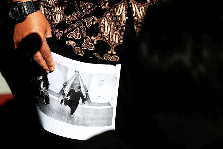 Foto yang diduga Harun Masiku dibawa Aktivis Koalisi Masyarakat Sipil Antikorupsi yang melaporkan Menteri Hukum dan Hak Asasi Manusia Yasonna Laoly kepada KPK. Gambar diambil pada 23 Januari 2020
