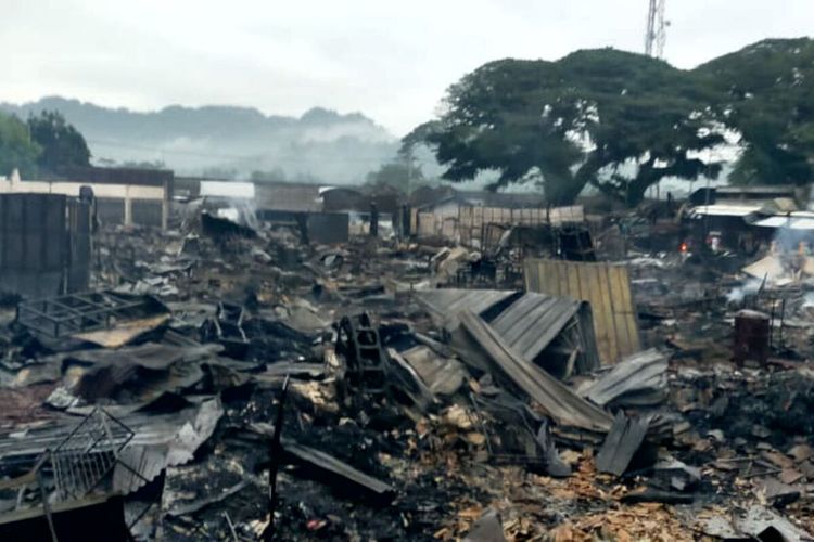 Kondisi Pasar Kesamben, Kabupaten Blitar pada Senin (28/11/2022) subuh setelah kebakaran yang melanda pada Minggu (27/11/2022) malam.