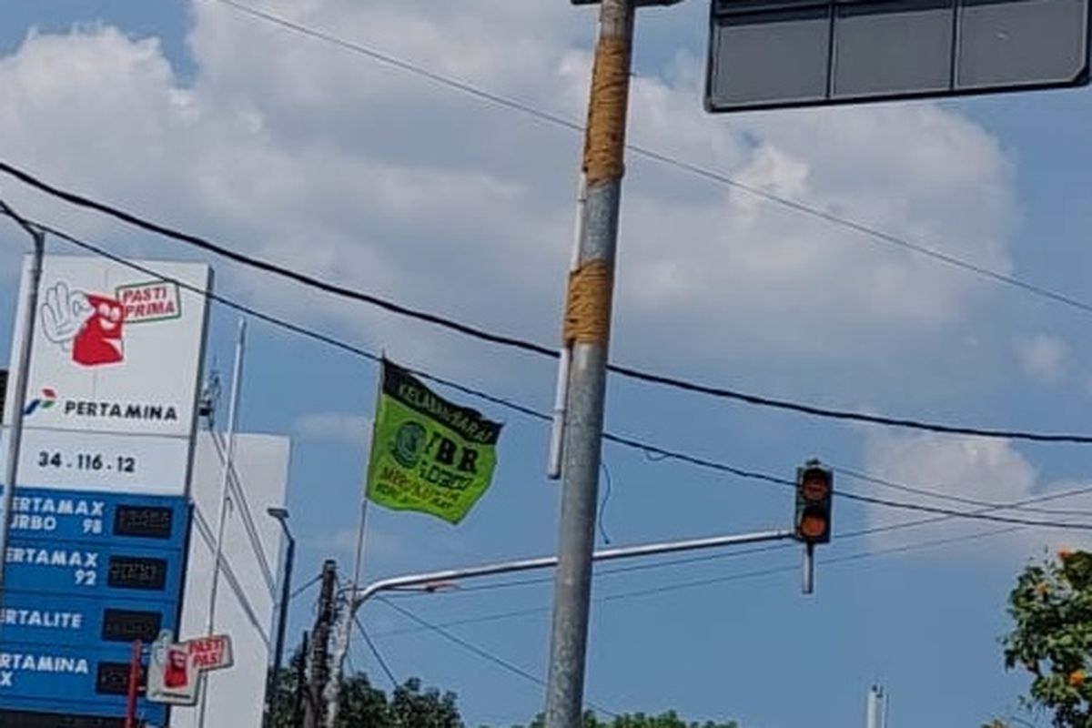 sejumlah bendera ormas terpasang di pinggir Jalan Meruya Selatan, Kamis (2/12/2021) 