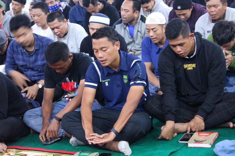 Gelandang Persib Dedi Kusnandar (biru tengah) berdoa bersama beberapa kalangans suporter untuk korban tragrdi Kanjuruhan, di Gor Saparua Bandung, Sabtu (8/10/2022). Tampak disebelah Dedi pemain Persija Jakarta Taufik Hidayat dan Tony Sucipto.