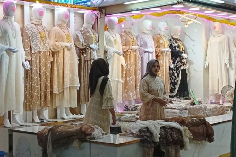 Ragam model baju gamis 'bini orang' yang saat ini ramai dicari pembeli di Pasar Tanah Abang saat dipantau pada Jumat (13/2/2026).