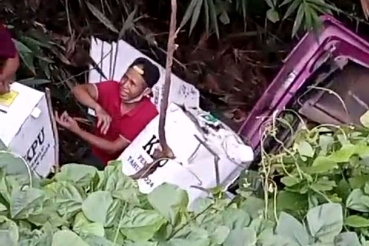 Personel kepolisian dan TNI membantu evakuasi kotak suara pada kecelakaan tunggal yang membuat pikap pengangkut kotak suara di Desa Siraman, Kecamatan Kesamben, Kabupaten Blitar terperosok ke jurang, Kamis (15/2/2024)