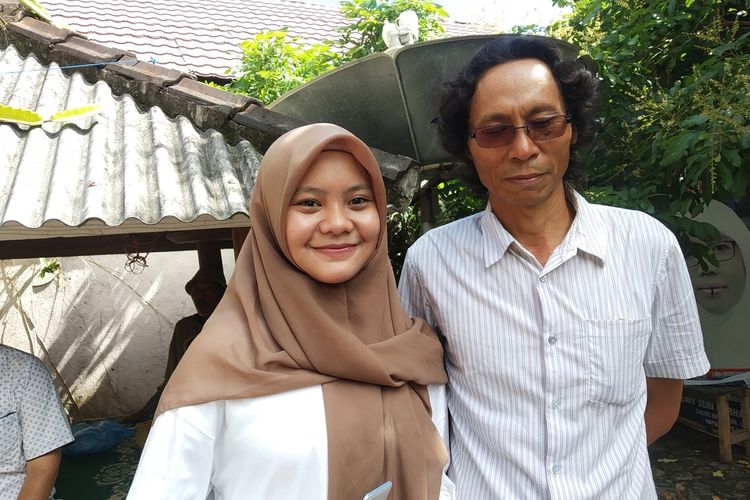 Salah seorang mahasiswi asal NTB yang baru selesai di Karantina di Natuna Dewi Putri Pujut Aririen bersama bapak dan keluarganya.