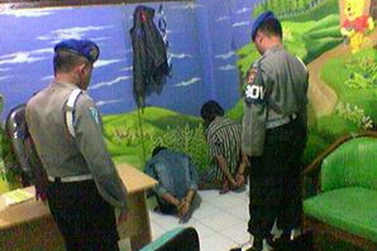 Petugas Polresta Bandung Barat menjaga tiga pelaku perampokan, Kamis (27/11). Aparat Polresta Bandung Barat menembak tewas dua perampok pada Kamis dini hari.