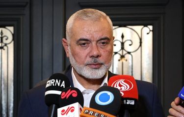 Pemimpin Hamas Ismail Haniyeh berbicara di hadapan wartawan saat menyambut Menteri Luar Negeri Iran di Doha, Qatar, 20 Desember 2023.