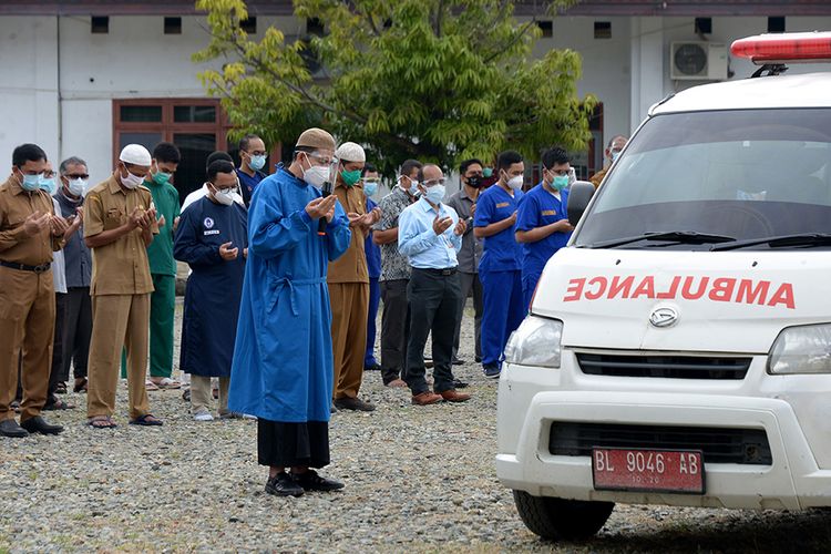 Sejumlah dokter bersama tenaga medis lainnya melaksanakan shalat jenazah untuk almarhum dr Zulkifli Sp.P, dokter senior spesialis paru yang meninggal setelah positif Covid-19, saat pelepasan terakhir jenazah di halaman Rumah Sakit Umum Daerah (RSUD) Zainoel Abidin, Banda Aceh, Selasa (29/9/2020). Dinas Kesehatan Provinsi Aceh menyatakan, almarhum menjadi dokter keempat di Aceh yang meninggal akibat Covid-19.