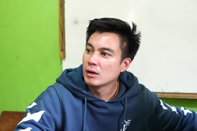 Baim Wong saat kunjungi siswi SD viral karena rambutnya penuh kutu