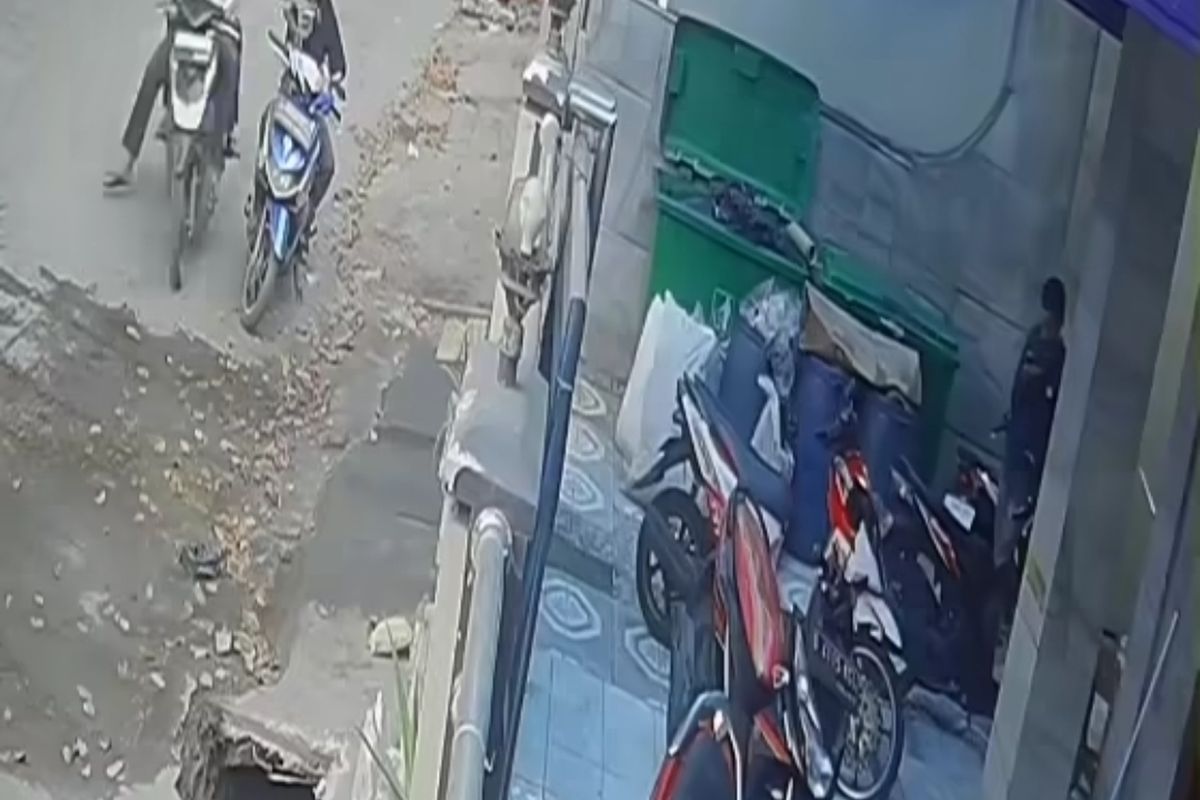 Tangkapan layar dari video unggahan akun instagram @bekasi_24_jam saat MI dan rekannya menjambret ponsel seorang wanita di wilayah Pondok Ungu Permai, Kota Bekasi, Kamis (18/5/2023).