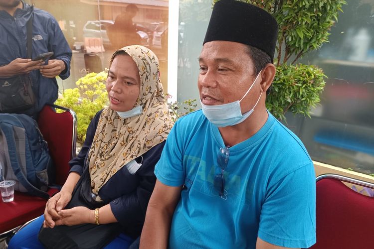 Endang (50) dan Sulistiawati (44) yang hendak menjemput jenazah ibunya yang menjadi korban kebakaran Depo Pertamina Plumpang, Iriana (61), di RS Polri Kramatjati, Jakarta Timur, Minggu (5/3/2023).