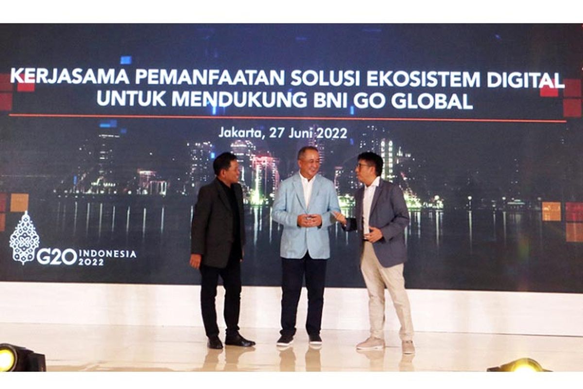  Direktur M Cash Mohammad Anis Yunianto, Direktur Utama BNI Royke Tumilaar, Direktur Utama Telkomsel Hendri Mulya Syam berbincang ? bincang usai penandatanganan perjanjian Kerja Sama Pemanfaatan Solusi Ekosistem Digital untuk Mendukung BNI Go Global di Menara BNI, Jakarta, Senin (27/6/2022). 