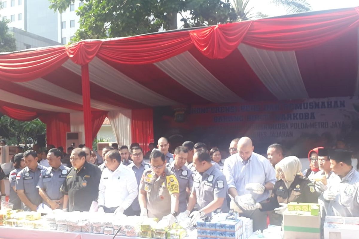 Direktorat Reserta Narkoba Polda Metro Jaya memusnahkan barang bukti jenis shabu sebanyak 71,8 kilogram dan ekstasi sebanyak 15.326 butir di Polda Metro Jaya, Jakarta Selatan, Senin (19/8/2019).