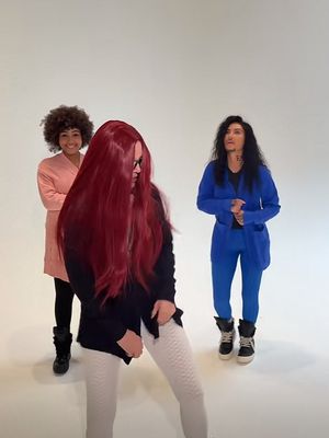 Gaya selebritas di Halloween 2025 jadi sorotan, dari Megan Thee Stallion penyihir hingga Victoria Justice pengantin zombie yang spooky chic.