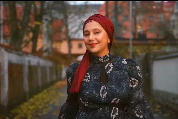 Artis Ayu Azhari menutup tahun 2022 dengan merilis lagu berjudul Datanglah Sayang. Pembuatan video klip lagu ini dilakukan di Helsinki, Finlandia.