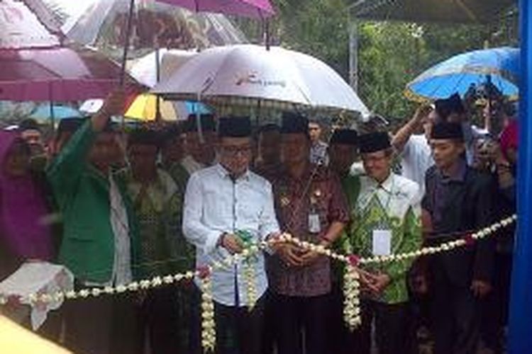 Menaker M Hanif Dhakiri memotong pita, tanda dibukanya NU Expo 2015 di Lingkungan Banjaran, Kelurahan Karangjati, Kecamatan Bergas, Kabupaten Semarang, Sabtu (24/1/2015) siang.