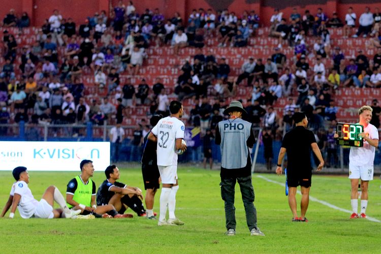 Pemain Persik Kediri Ze Valante bercanda dengan tim saat laga pekan ke-23 Liga 1 2023-2024 melawan PSM Makassar terhenti karena perdebatan sundulan Yuran Fernandes yang berakhir dengan skor 1-1 di Stadion Brawijaya, Senin (18/12/2023) sore.