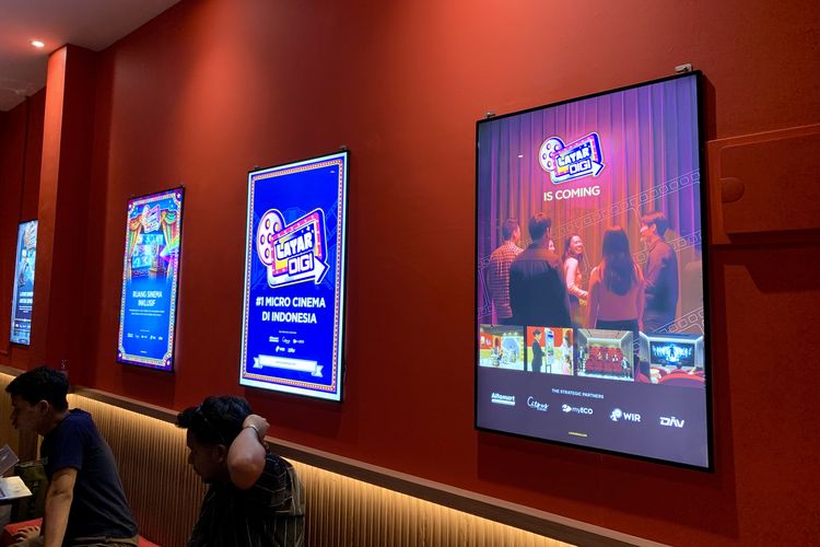 Begitu tiba di lantai dua tempat studio bioskop mini Alfamart, pengunjung akan melihat ruang tunggu lengkap dengan layar informasi terkait film yang sedang tayang.