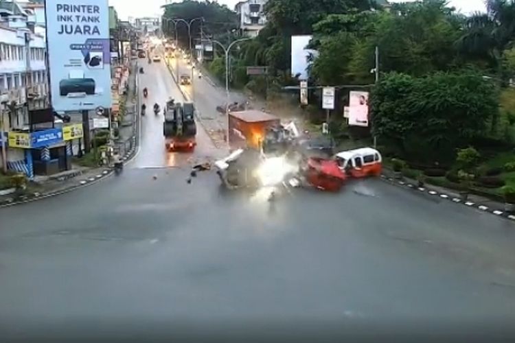 Tangkapan layar rekaman CCTV saat kecelakaan beruntun di di turunan simpang Muara Rapak, Balikpapan, Jumat (21/1/2022) pagi sekitar pukul 06.15 Wita. 