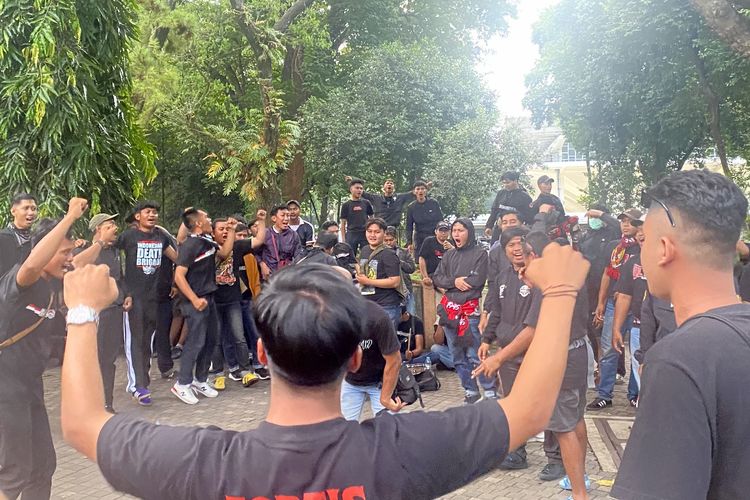 Jelang Laga Timnas U23 Indonesia Vs Malaysia, Suporter Padati GBK Sambil Nyanyikan Yel-yel