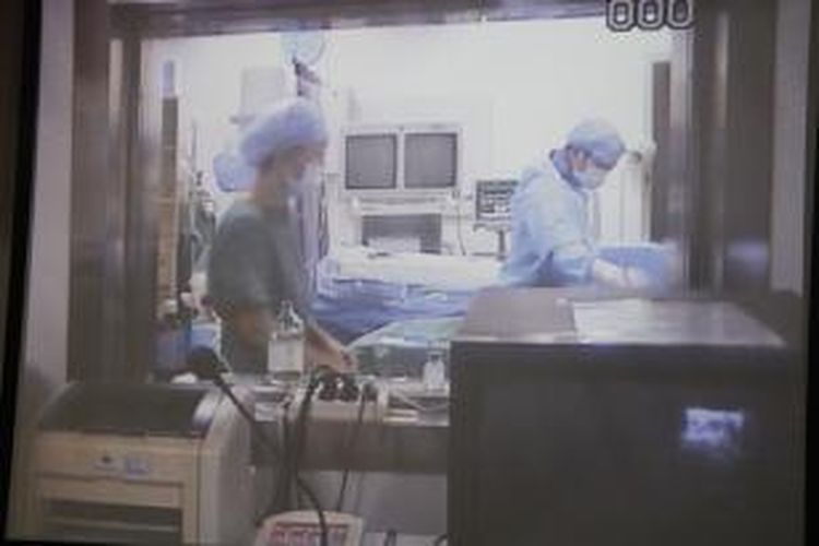 Tim dokter dari rumah sakit Modern Hospital Guangzhou China sedang melakukan tindakan medis di ruang operasi. 