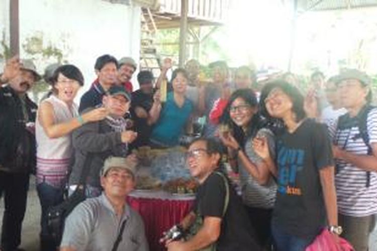 Rombongan Jelajah Sepeda Manado-Makassar menyantap kuliner khas Manado, Sulawesi Utara, Minggu (17/8/2014).