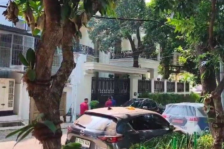 Beda Suasana Rumah Jampidsus Siang Ini dan Tadi Malam