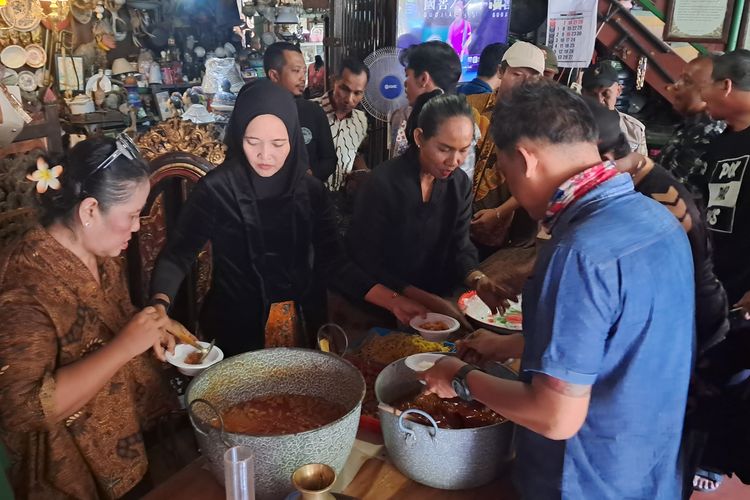 Sambut 1 Suro, Pedagang Pasar Triwindu Solo Bagikan 500 Porsi Jenang Suro Gratis