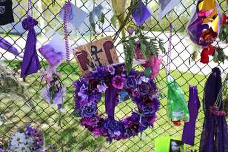 Kediaman Prince, Paisley Park, di Chaska, Minnesota, dipenuhi berbagai ucapan duka cita, pada 2 Mei 2016. Penyanyi unik itu meninggal di rumahnya tersebut pada 21 April 2016 lalu. 