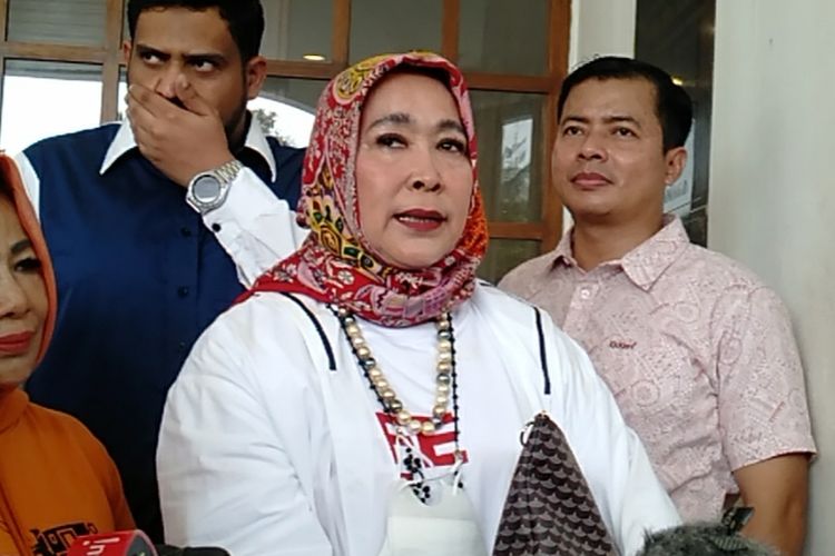Aktris Jenny Rachman didampingi tim kuasa hukumnya, saat ditemui di Polda Metro Jaya Jakarta, Selasa (20/6/2023).