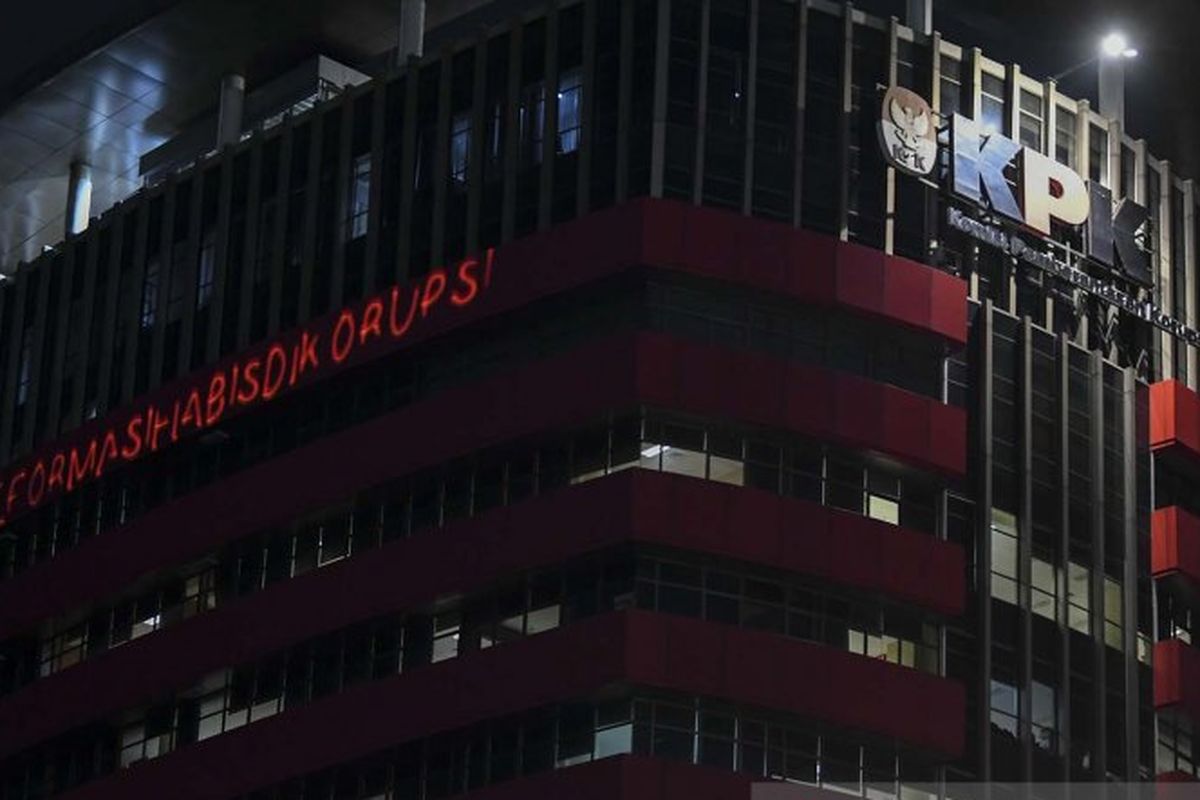 Aktivis Greenpeace menembakan sunar laser yang bertuliskan #ReformasiHabisdiKorupsi saat menggelar aksi di Gedung Merah Putih KPK, Jakarta, Senin (28/6/2021). Aksi tersebut menyuarakan keadilan bagi 51 pegawai KPK yang dinonaktifkan akibat dinyatakan tidak lulus Tes Wawasan Kebangsaan, juga menyampaikan pesan untuk menyelamatkan lembaga anti korupsi dari cengkraman oligarki. ANTARA FOTO/Galih Pradipta/aww.