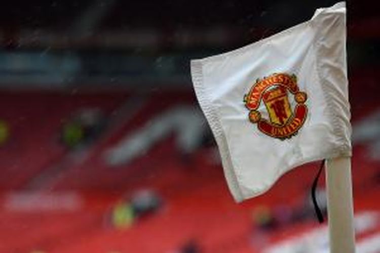 Logo Manchester United, pada bendera di salah satu titik sepak pojok, lapangan Stadion Old Trafford. Foto diambil pada Minggu (12/4/2015), sebelum pertandingan Premier League antara Manchester United dan Manchester City.