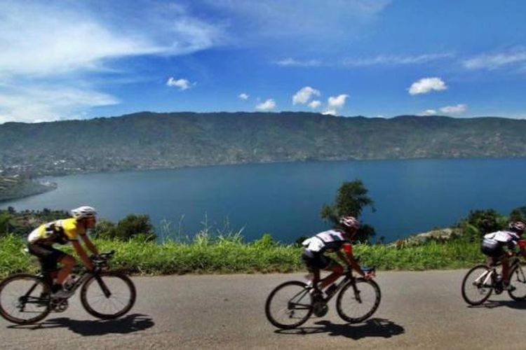 Pebalap sepeda Tour de Singkarak 2013 memacu sepedanya melewati Danau Kembar, Solok, Sumatera Barat, Kamis (6/6/2013). Etape 5 balap sepeda Tour de Singkarak 2013 Sawahlunto - Muara Labuh menempuh jarak 138,5 km dengan juara 1 Amir Kolahdozhagh dari tim TPT.