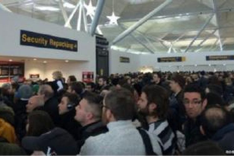 Rob Treloar yang mengambil gambar pukul 12.35 GMT, mengatakan antrean mencapai 'dua kali luas terminal' bandara Stansted 