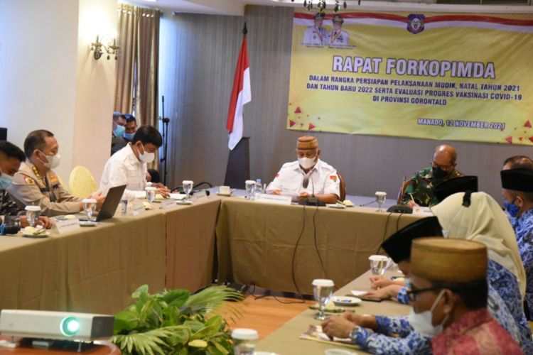 Gubernur Gorontalo Rusli Habibie saat memimpin rapat persiapan menghadapi Natal dan Tahun Baru 2022. Pemerintah daerah akan membuat aturan mudik untuk mencegah peningkatan penularan Covid-19.,