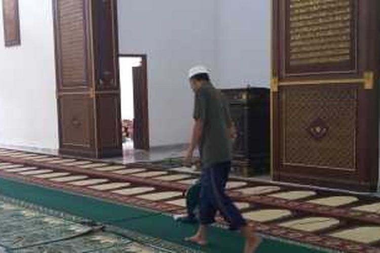 Masjid Al Istiqomah Pangandaran mulai dibersihkan menjelang kedatangan jenazah putra Menteri Susi, Minggu (24/1/2016) sore.