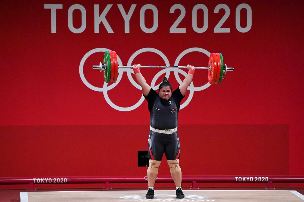 Lifter Indonesia, Nurul Akmal, saat bertanding di kelas +87 kg putri di Olimpiade Tokyo 2020, Senin (2/8/2021). 