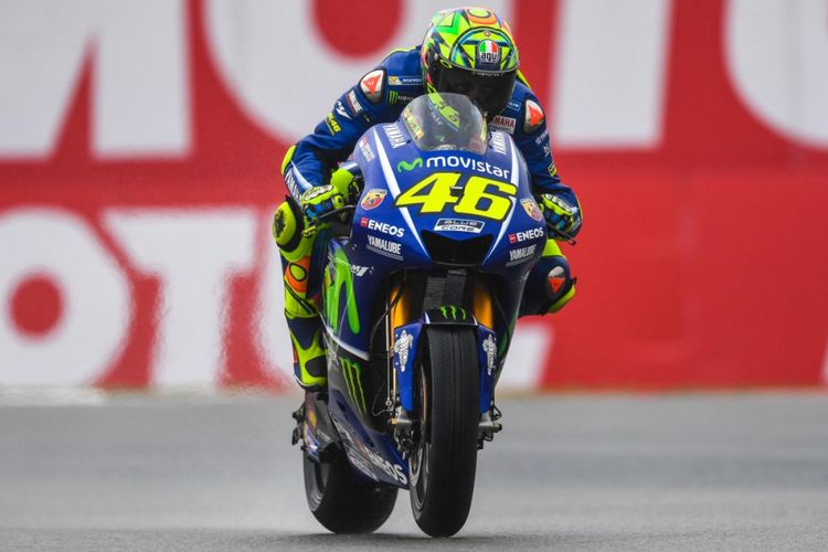 Peblap Movistar Yamaha MotoGP asal Italia, Valentino Rossi, memacu motornya pada hari pertama GP Belanda di Sirkuti Assen, Jumat (23/6/2017).