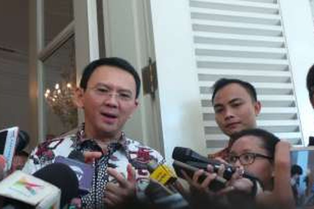Gubernur DKI Jakarta Basuki Tjahaja Purnama saat menjawab pertanyaan wartawan, di Balai Kota, Jumat (1/4/2016).