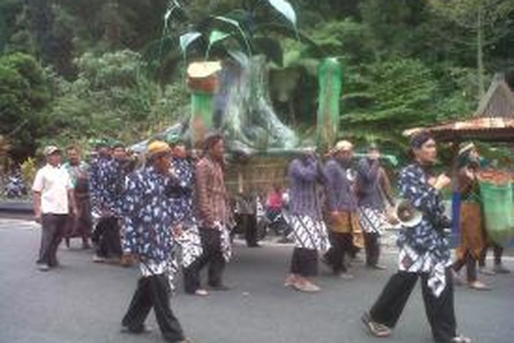 Patung tumbuhan kantong semar saat diarak mengelilingi kawasan wisata Kaliurang, DI Yogyakarta.