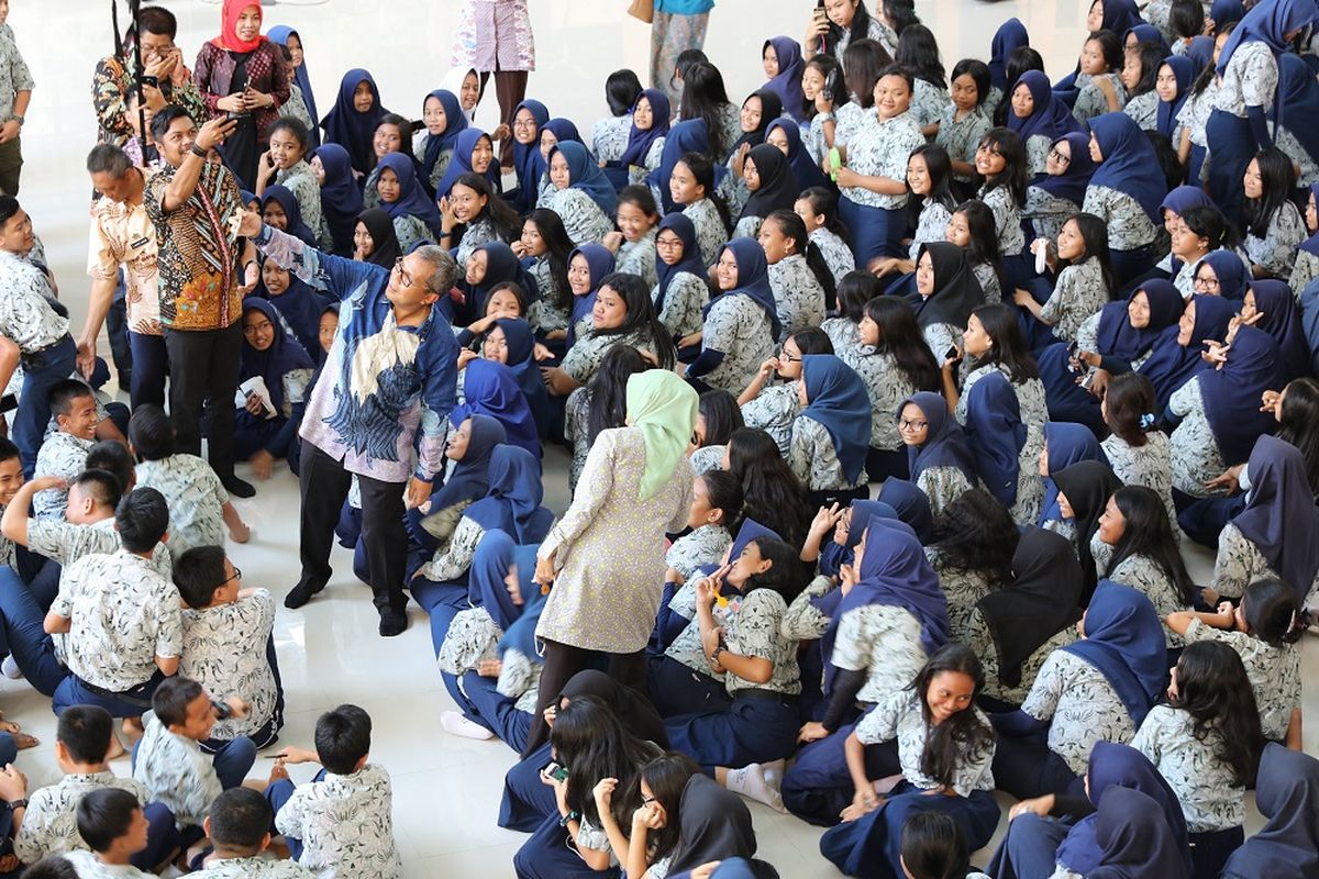 Wali Kota (Walkot) Makassar Mohammad Ramdhan Pomanto berfoto dengan anak-anak sekolah.