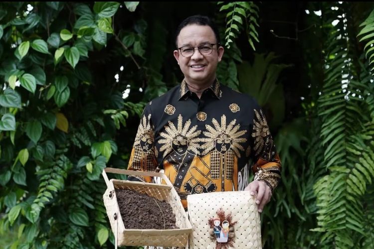 Gubernur DKI Jakarta Anies Baswedan membawa tanah Kampung Akuarium untuk diberikan ke Kendi Nusantara sebagai simbol pembangunan Ibu Kota Negara (IKN) baru di Kalimantan Timur, Minggu (13/3/2022).