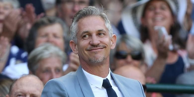 Gary Lineker berdiri di royal box saat Roger Federer melawan Samuel Groth pada Kejuaraan Wimbledon, 4 Juli 2015.