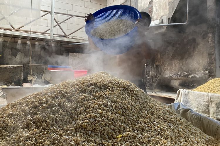 Harga Kedelai Naik Imbas Konflik Timur Tengah, Ukuran Tempe di Malang Menciut