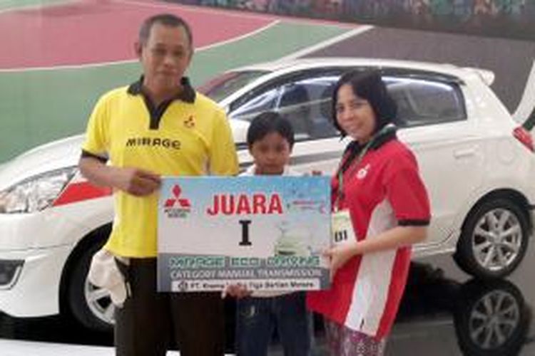 Suharijanto dan keluarga, pemenang Mirage Eco Fun Drive II di Surabaya.
