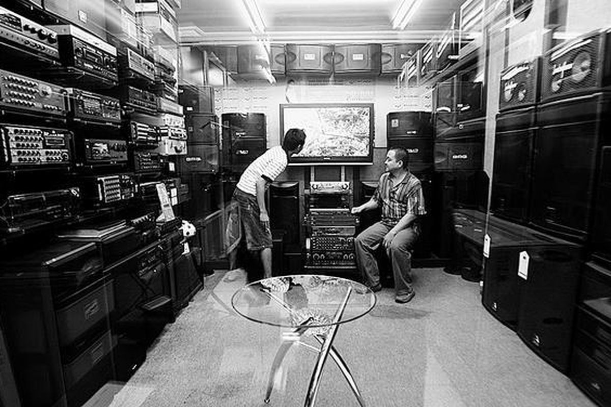 Pengunjung mengamati televisi plasma di salah satu gerai barang elektronik di Pasar Glodok, Jakarta, beberapa waktu lalu. Pemerintah diminta mengatur impor barang elektronik guna melindungi konsumen.  