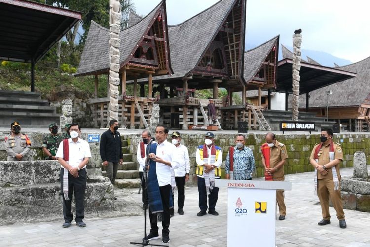 Presiden Joko Widodo saat meresmikan penataan kawasan Huta Siallagan, Kabupaten Samosir, dalam kunjungan kerjanya ke Provinsi Sumatera Utara, Rabu (2/2/2022).