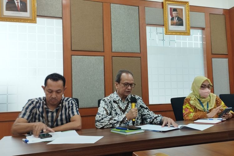 Deputi Bidang Usaha Mikro Kementerian Koperasi dan UKM, Yulius (tengah) memaparkan hasil monitoring dan evaluasi penyaluran dana KUR di Gedung Kementerian Koperasi dan UKM, Jakarta Selatan pada Kamis (7/12/2023).