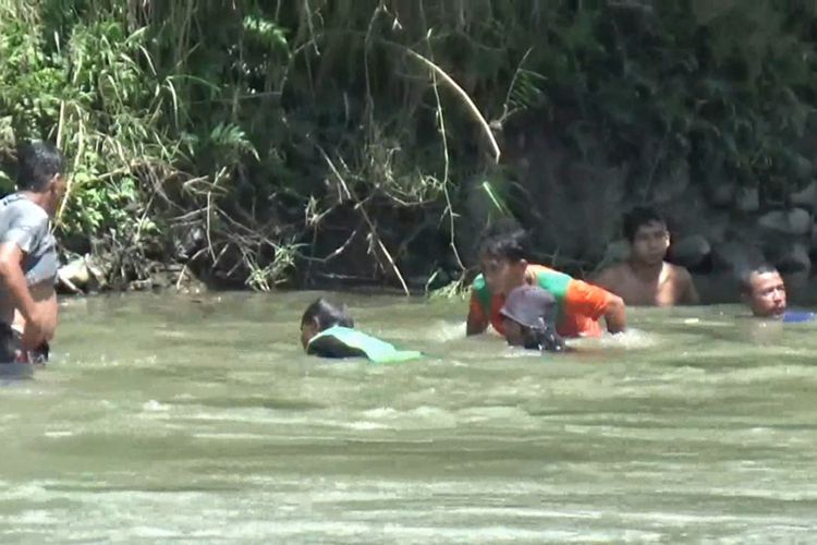 4 Gadis Diterkam Kawanan Buaya Saat Mandi di Sungai *** Local Caption *** 4 Gadis Diterkam Kawanan Buaya Saat Mandi di Sungai